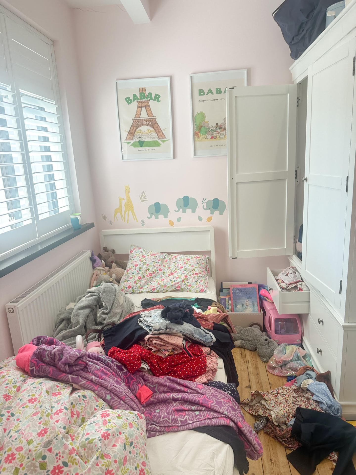 Children's bedroom, playful and ordered. before