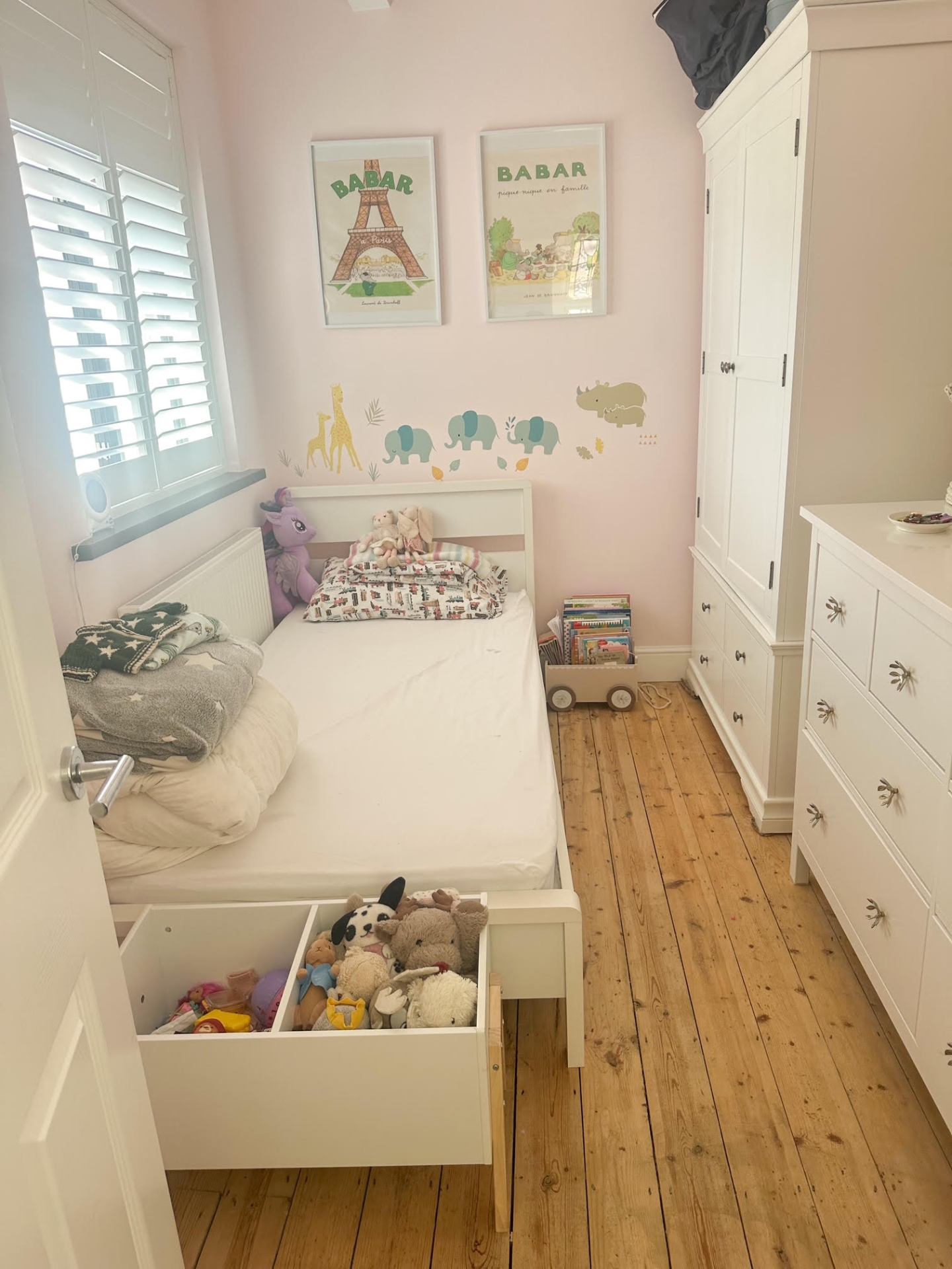 Children's bedroom, playful and ordered. after